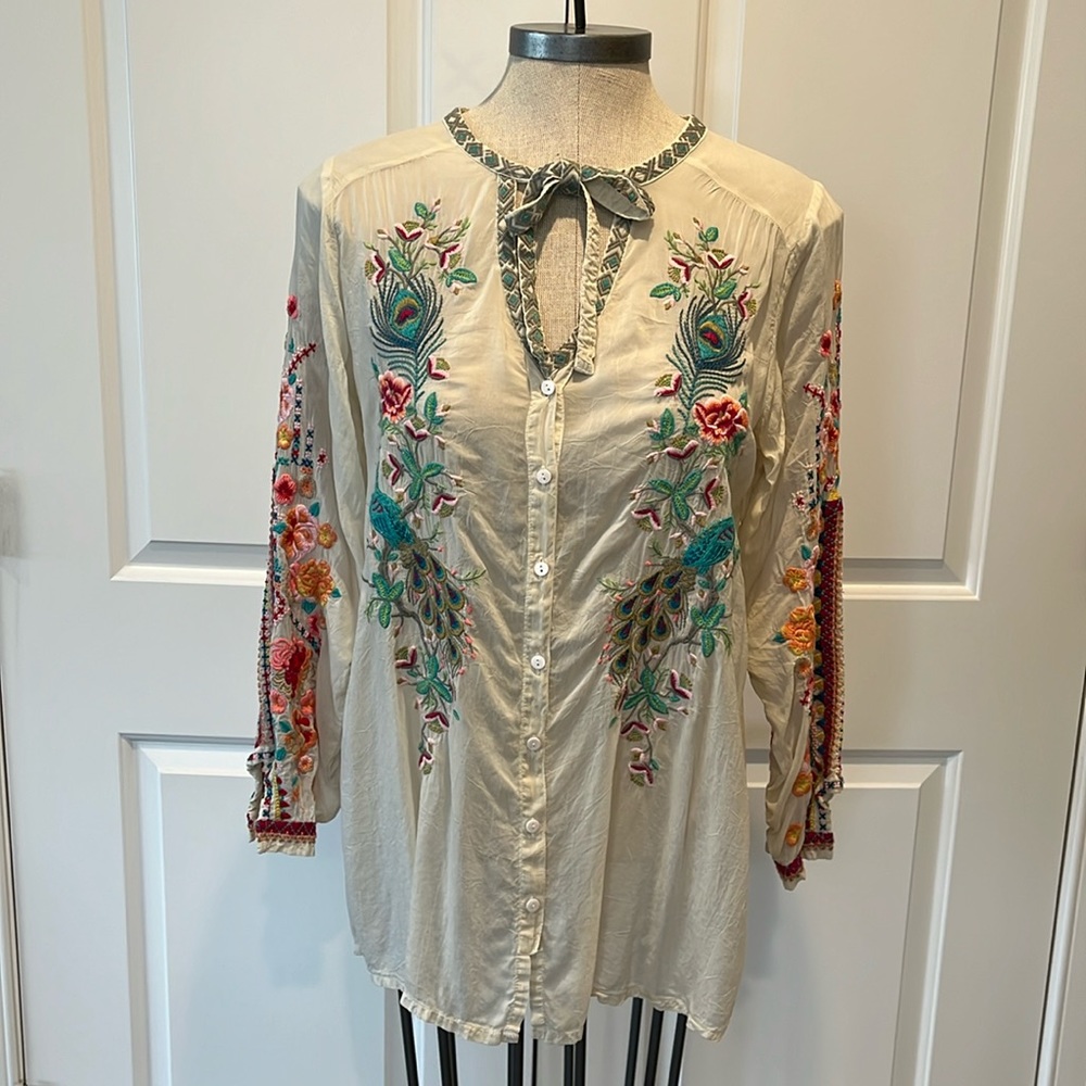 Johnny Was button down, covered with embroidery sz Small Pale pale pale seafoam